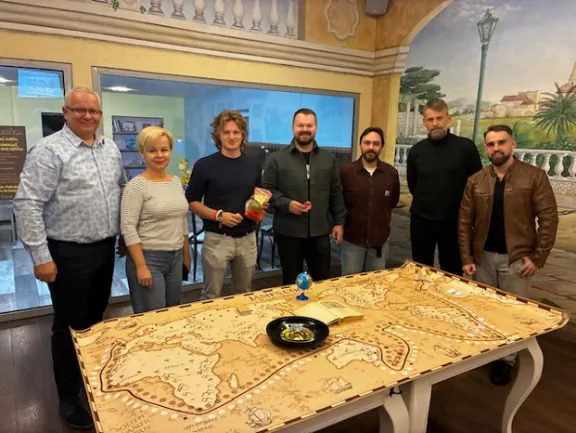 Víťazi hry pri mape po doplávaní do prístavu